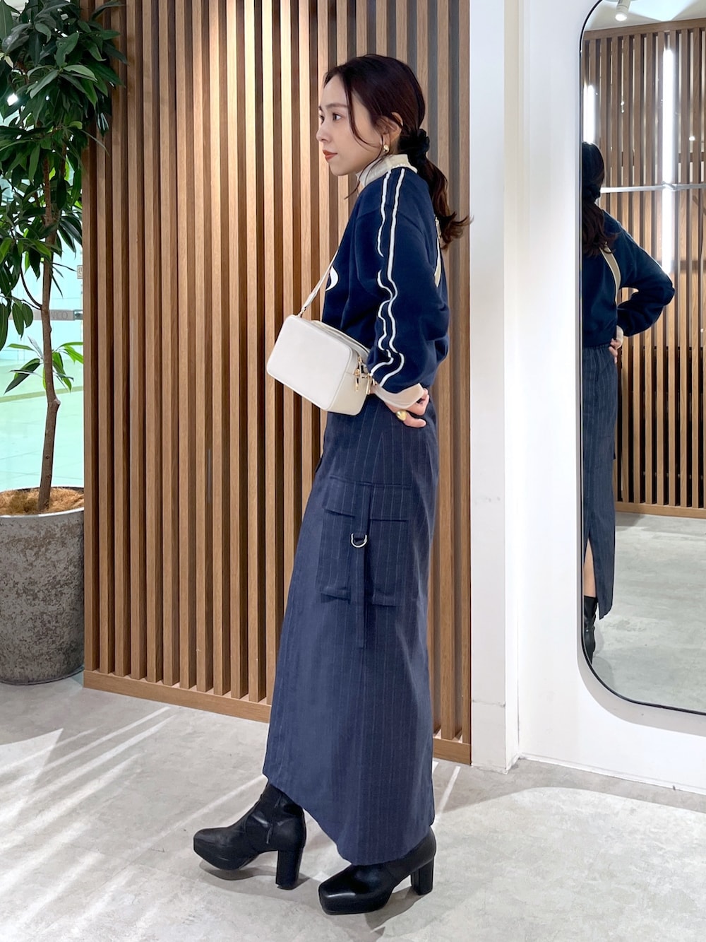 ホワイト系のTシャツ/カットソー、ホワイト系のショルダーバッグ、ブルー系のスウェットを着用したレディースの冬コーディネートの5枚目の写真