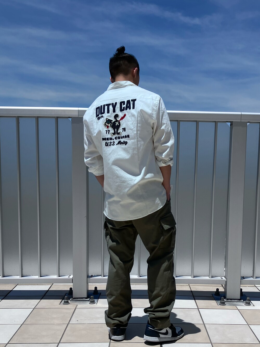 ホワイト系のTシャツ/カットソー、ホワイト系のシャツ/ブラウス、グリーン系のカーゴパンツを着用したメンズの夏コーディネートの2枚目の写真