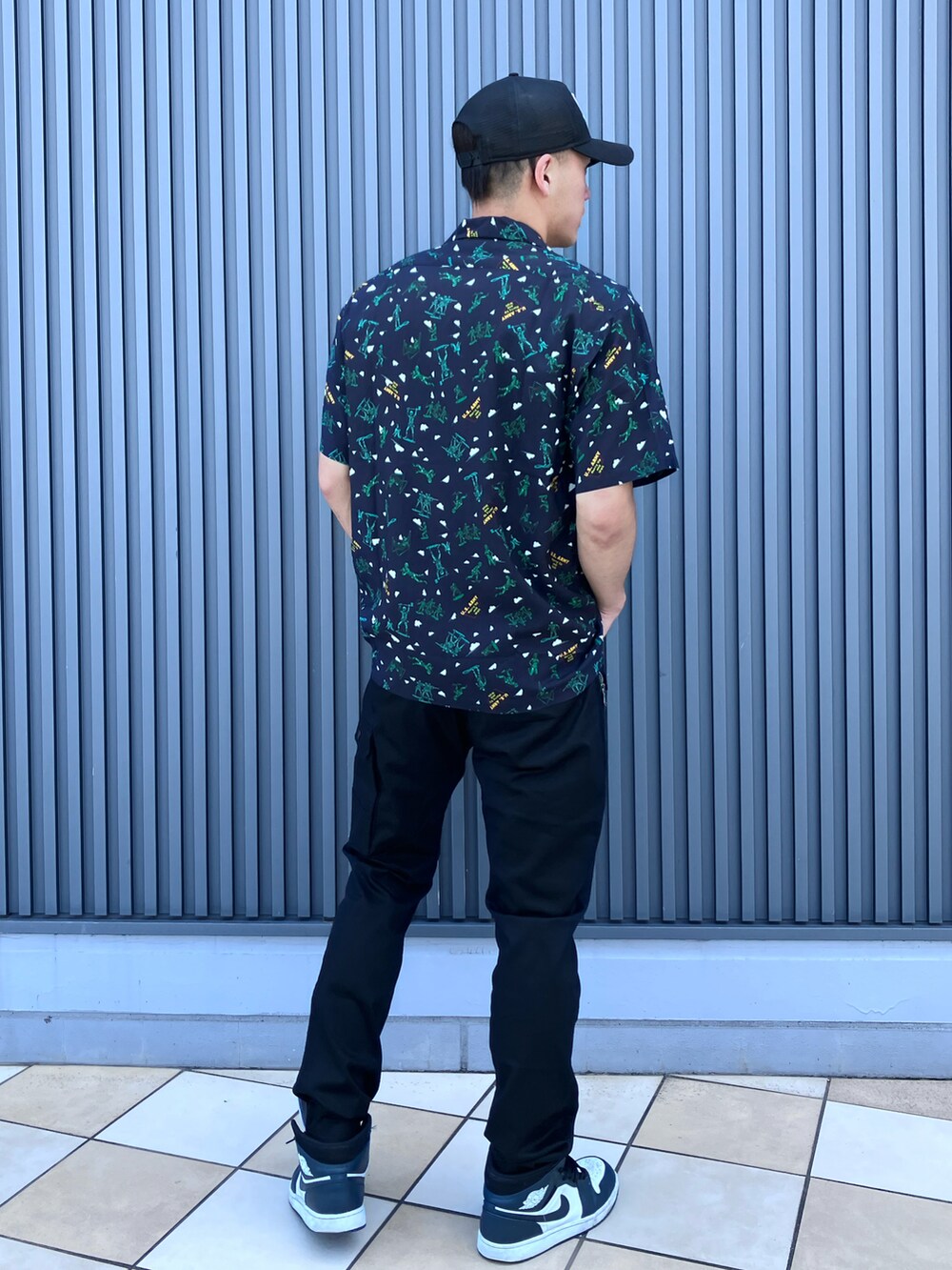 ブラック系のシャツ/ブラウス、ブラック系のTシャツ/カットソー、ブラック系のパンツを着用したメンズの夏コーディネートの2枚目の写真