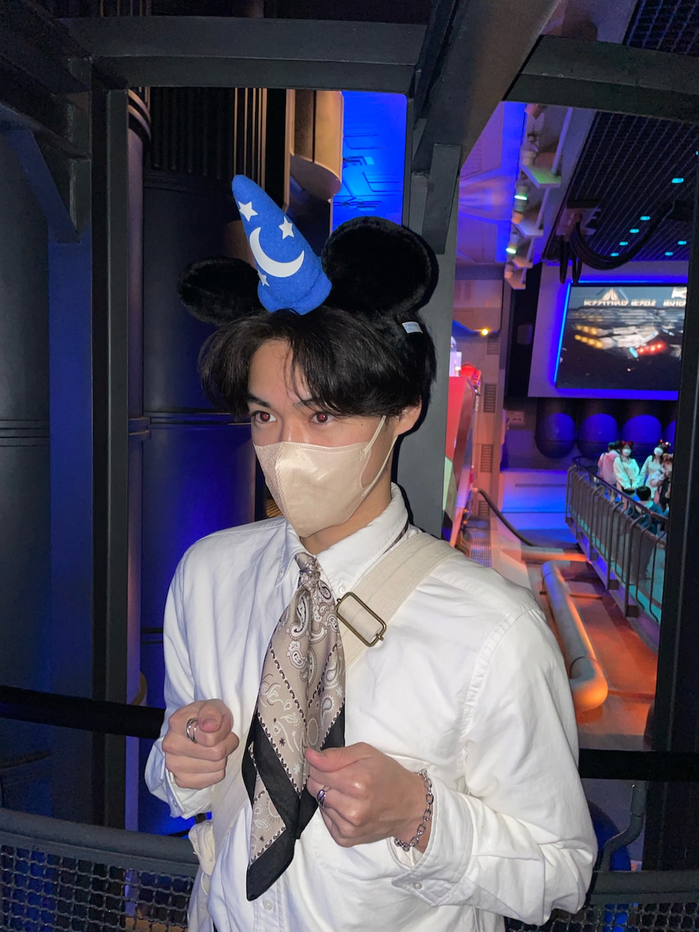 ホワイト系のシャツ/ブラウス、ホワイト系のスラックスを着用したメンズの秋コーディネートの5枚目の写真