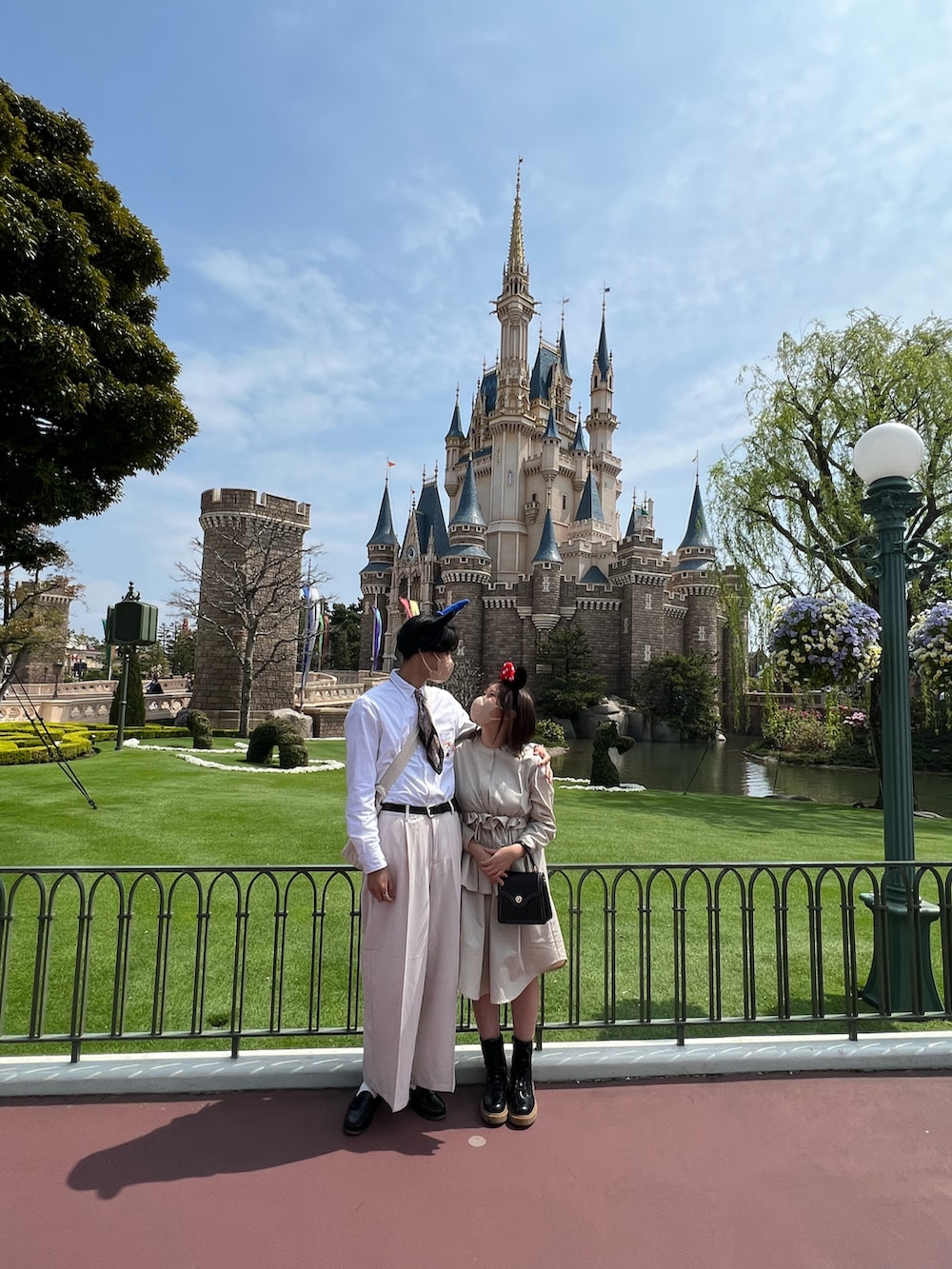 ホワイト系のシャツ/ブラウス、ホワイト系のスラックスを着用したメンズの秋コーディネートの3枚目の写真