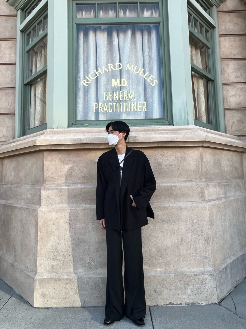 ブラック系のスラックス、ブラック系のテーラードジャケットを着用したメンズの秋コーディネートの2枚目の写真