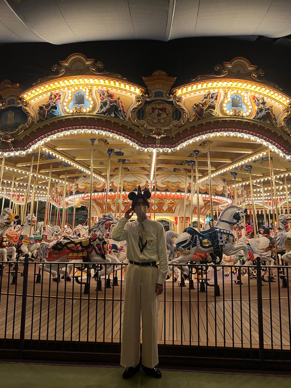 ホワイト系のシャツ/ブラウス、ホワイト系のスラックスを着用したメンズの秋コーディネートの4枚目の写真