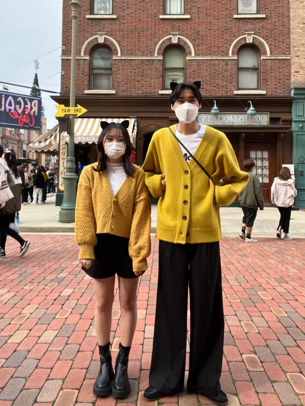 イエロー系のカーディガン/ボレロ、ブラック系のスラックスを着用したメンズの秋コーディネートの3枚目の写真