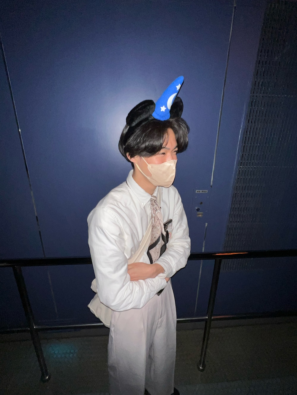 ホワイト系のシャツ/ブラウス、ホワイト系のスラックスを着用したメンズの秋コーディネートの2枚目の写真