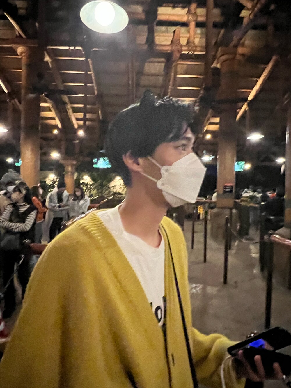 イエロー系のカーディガン/ボレロ、ブラック系のスラックスを着用したメンズの秋コーディネートの4枚目の写真