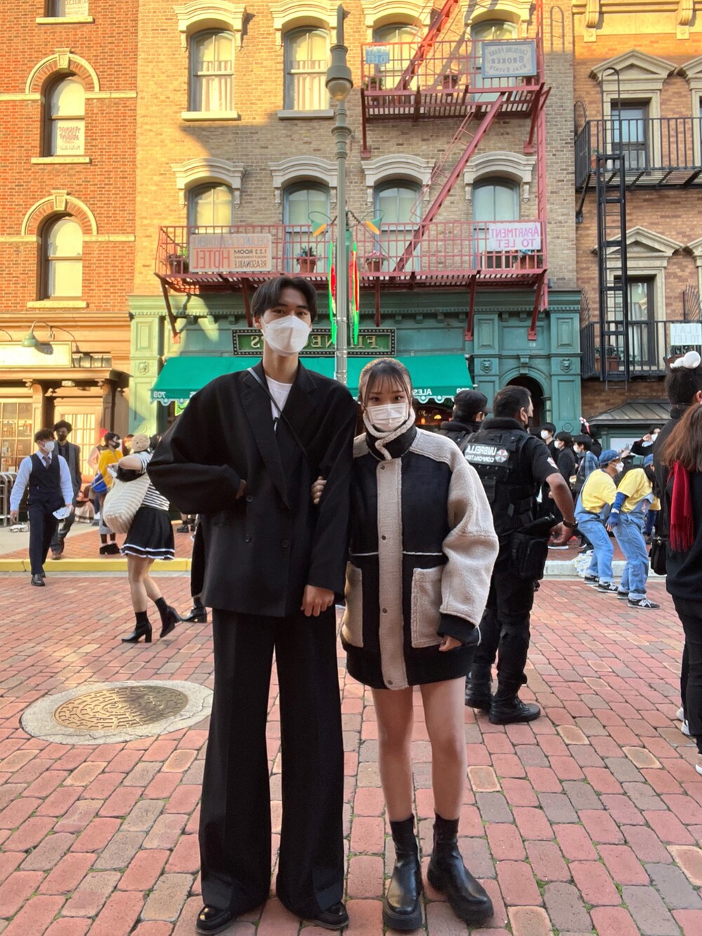 ブラック系のスラックス、ブラック系のテーラードジャケットを着用したメンズの秋コーディネートの3枚目の写真