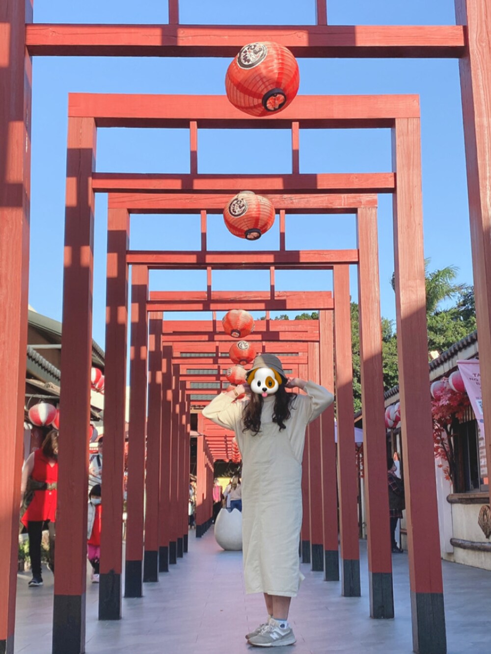 ブラック系のスニーカー、ゴールド系の腕時計を着用したレディースの夏コーディネートの2枚目の写真