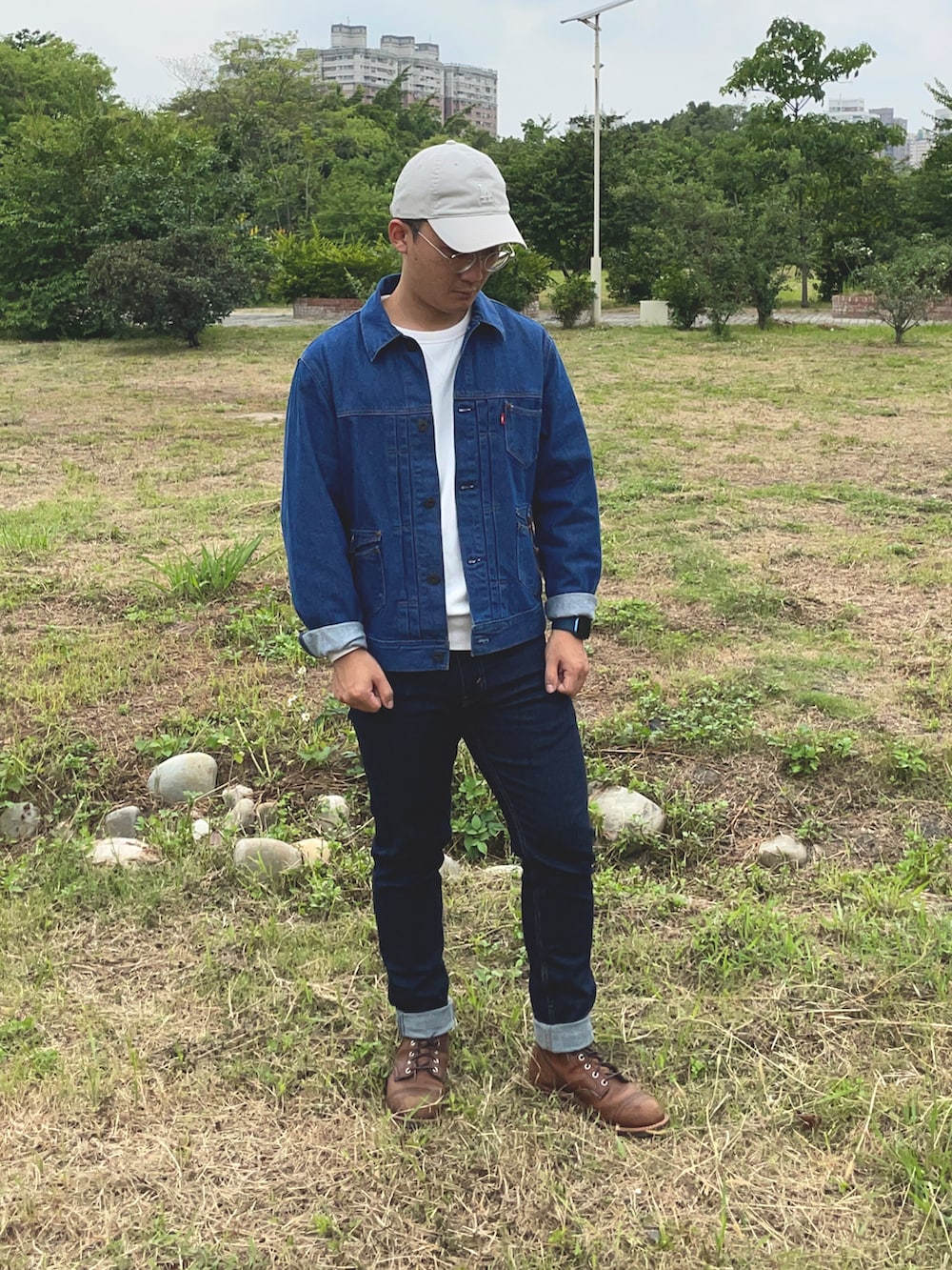 ブラック系のブーツ、ブルー系のデニムパンツ、ホワイト系のその他トップスを着用したメンズの夏コーディネートの2枚目の写真