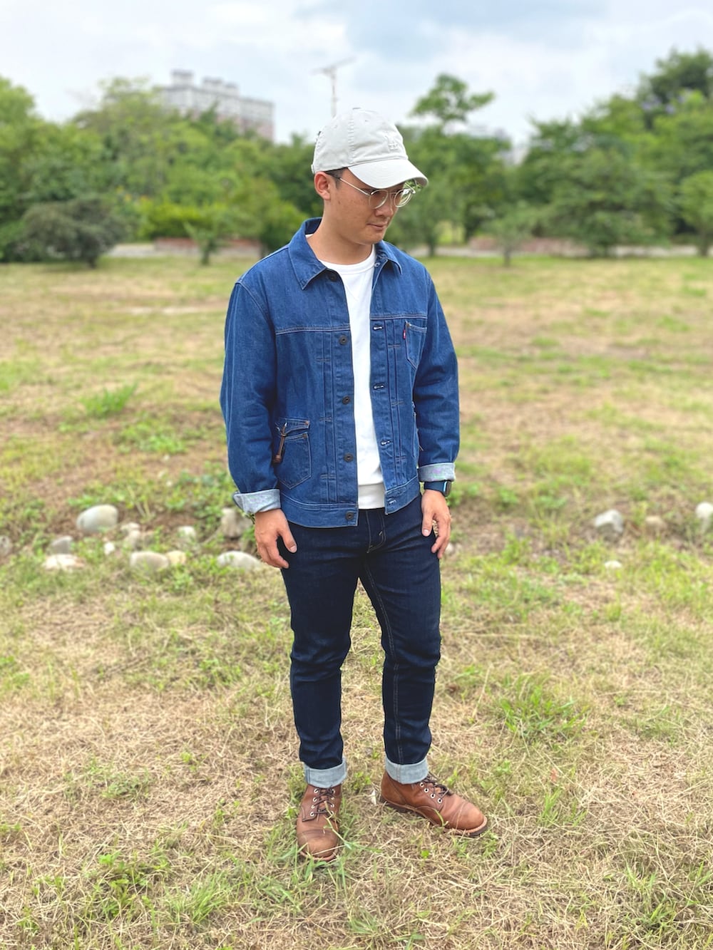 ブラック系のブーツ、ブルー系のデニムパンツ、ホワイト系のその他トップスを着用したメンズの夏コーディネートの3枚目の写真