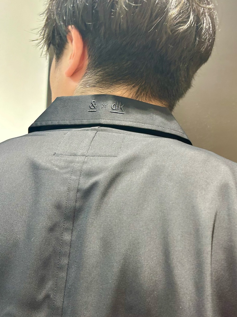 グリーン系のTシャツ/カットソー、ブラック系のシャツ/ブラウス、ブラック系のスラックスを着用したメンズの秋コーディネートの3枚目の写真