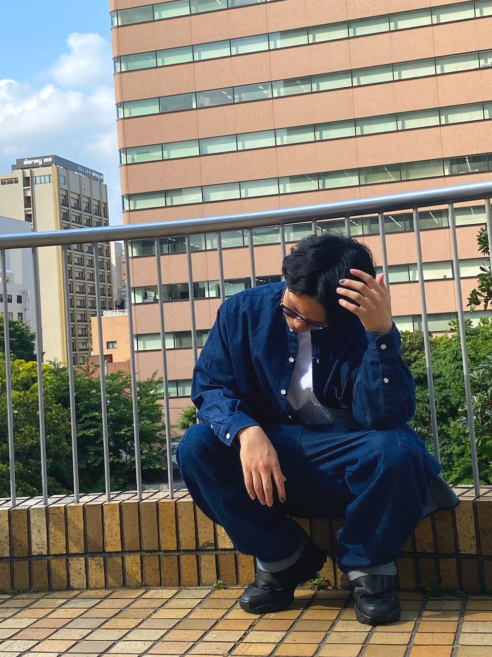 ホワイト系のTシャツ/カットソー、ブルー系のシャツ/ブラウス、ブラック系のスニーカーを着用したメンズの春コーディネートの2枚目の写真