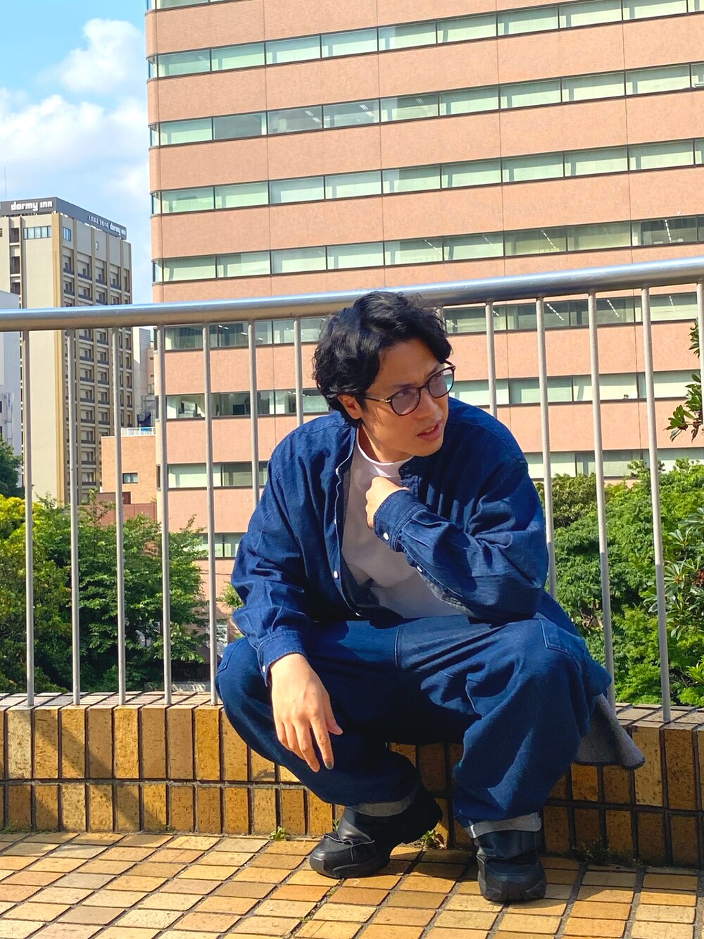 ホワイト系のTシャツ/カットソー、ブルー系のシャツ/ブラウス、ブラック系のスニーカーを着用したメンズの春コーディネートの3枚目の写真