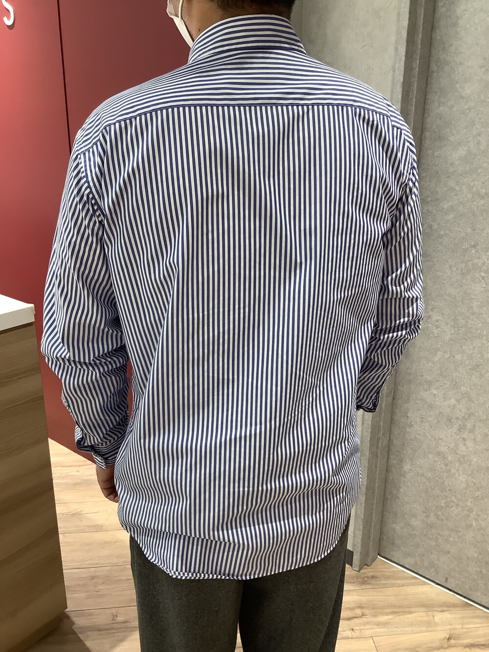 ブルー系のシャツ/ブラウス、グレー系のベストを着用したメンズの秋コーディネートの4枚目の写真