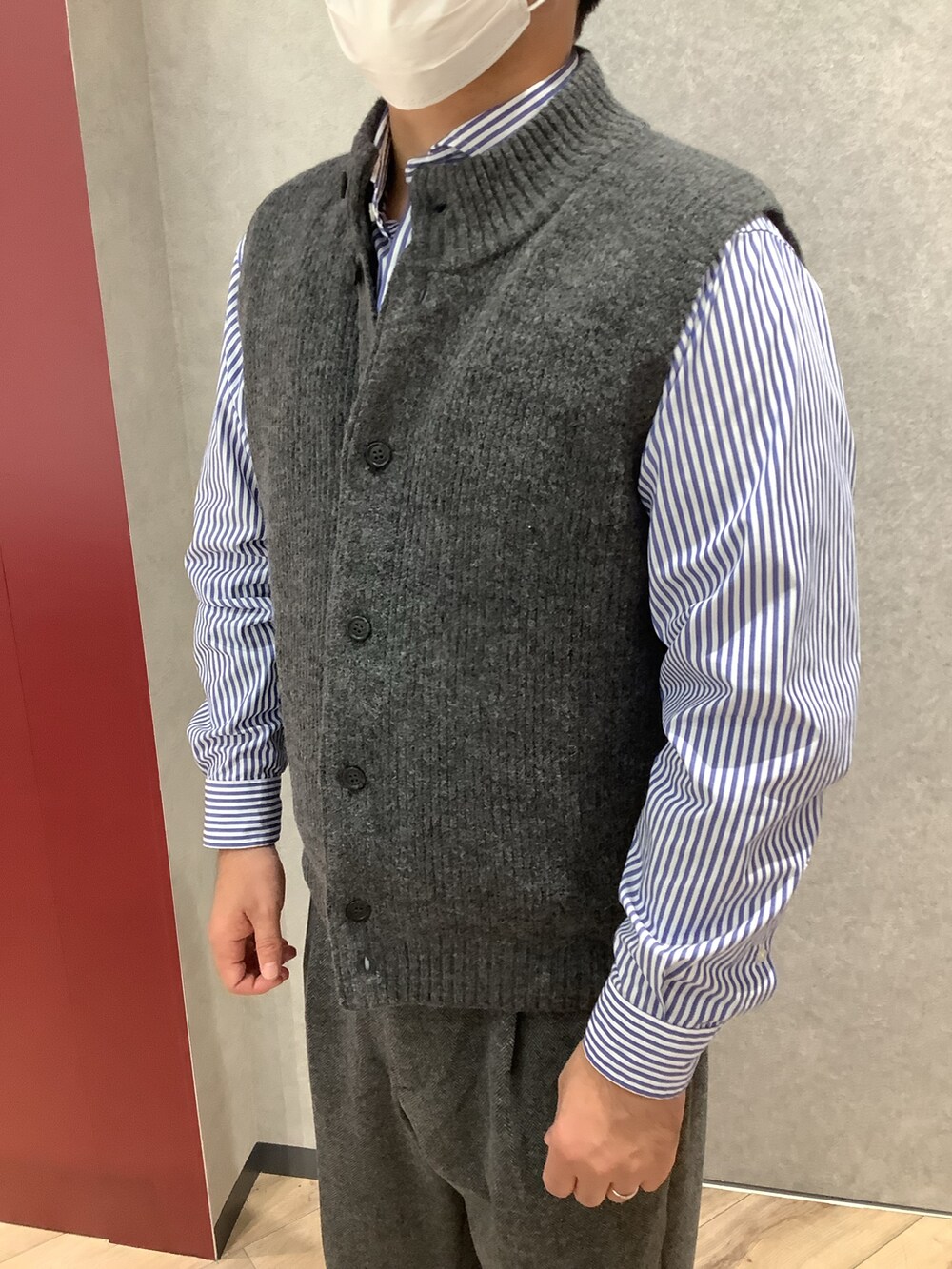 ブルー系のシャツ/ブラウス、グレー系のベストを着用したメンズの秋コーディネートの2枚目の写真