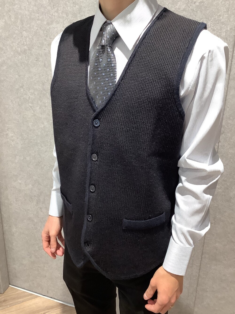 ブルー系のベスト、ブルー系のビジネスシャツを着用したメンズの冬コーディネートの3枚目の写真