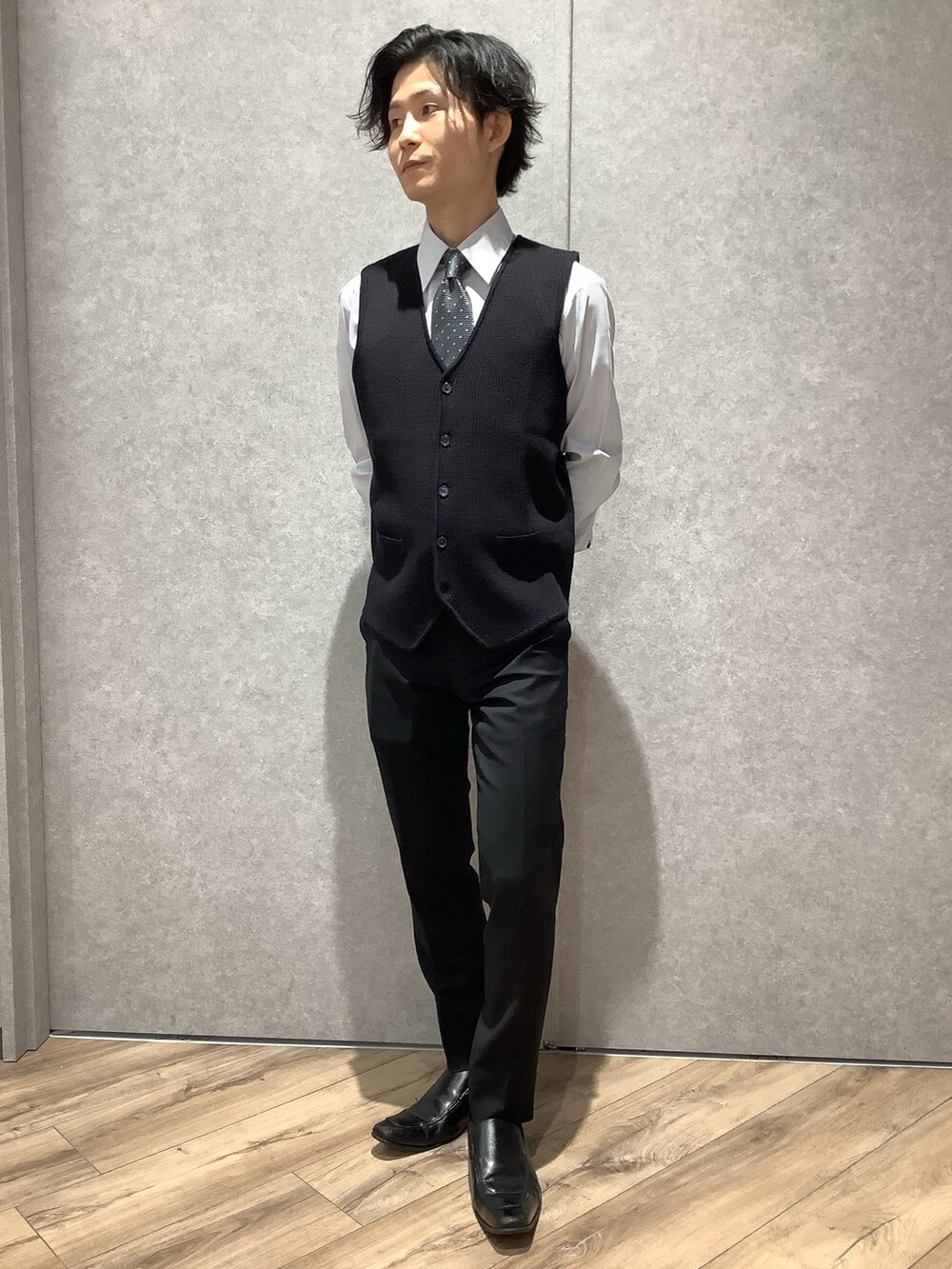 ブルー系のベスト、ブルー系のビジネスシャツを着用したメンズの冬コーディネートの4枚目の写真