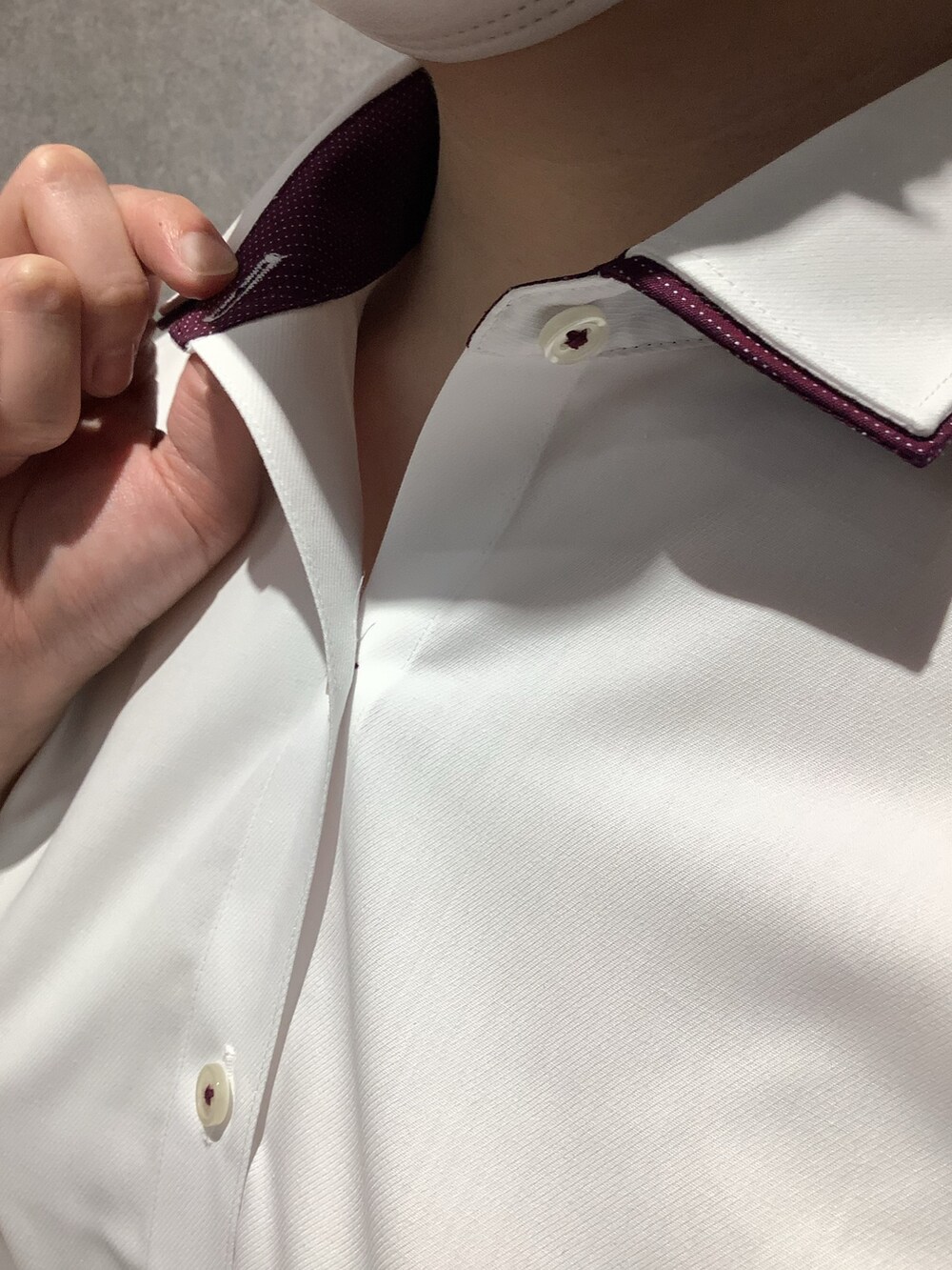 ホワイト系のビジネスシャツを着用したレディースの夏コーディネートの3枚目の写真