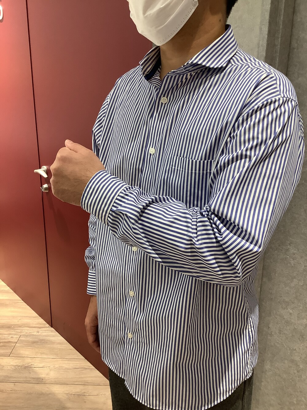 ブルー系のシャツ/ブラウス、グレー系のベストを着用したメンズの秋コーディネートの3枚目の写真