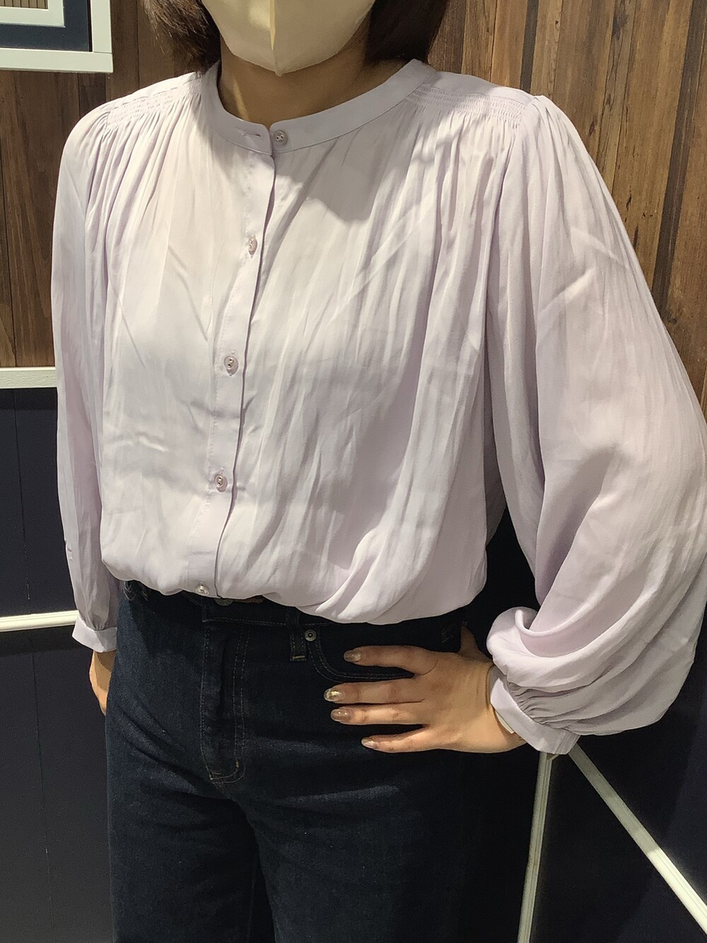 パープル系のシャツ/ブラウスを着用したレディースの秋コーディネートの2枚目の写真