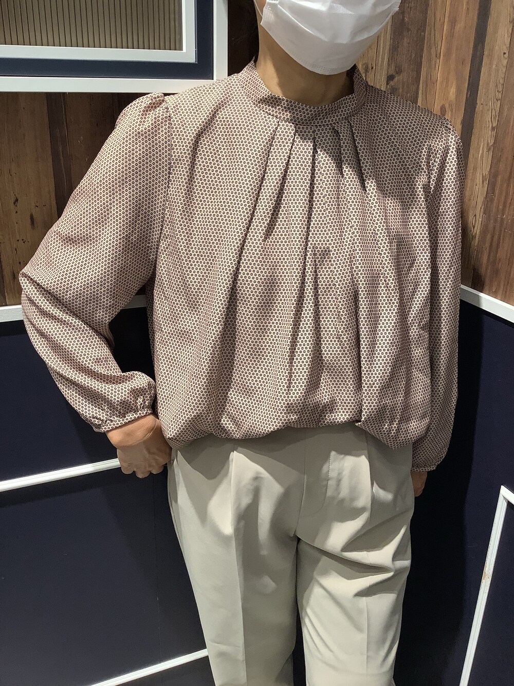 ベージュ系のTシャツ/カットソーを着用したレディースの秋コーディネートの2枚目の写真