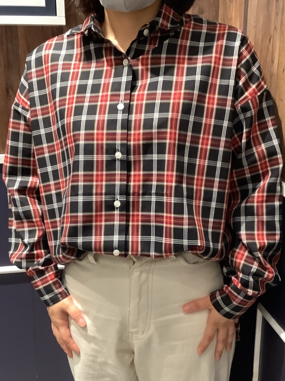 ブラック系のシャツ/ブラウスを着用したレディースの秋コーディネートの2枚目の写真