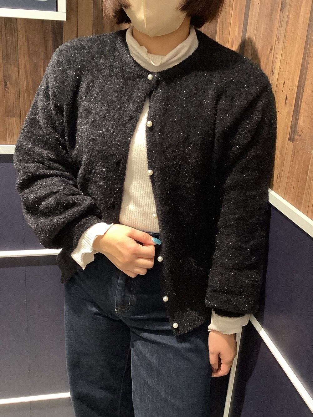 ブラック系のニット/セーター、ホワイト系のニット/セーターを着用したレディースの秋コーディネートの2枚目の写真