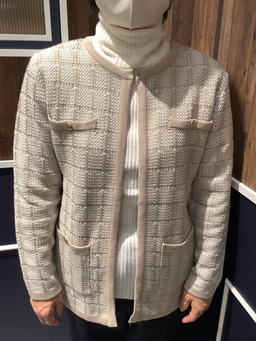 ベージュ系のノーカラージャケット、ホワイト系のニット/セーターを着用したレディースの秋コーディネートの2枚目の写真