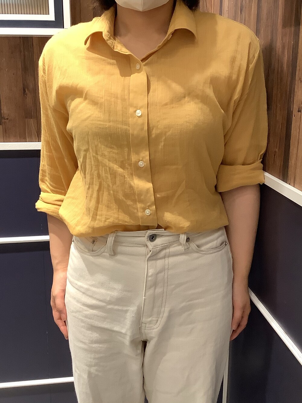 イエロー系のシャツ/ブラウスを着用したレディースの秋コーディネートの2枚目の写真