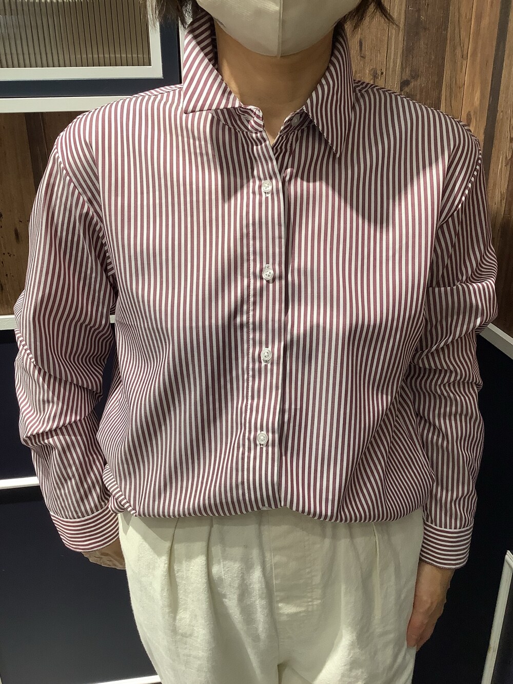 レッド系のシャツ/ブラウスを着用したレディースの夏コーディネートの2枚目の写真