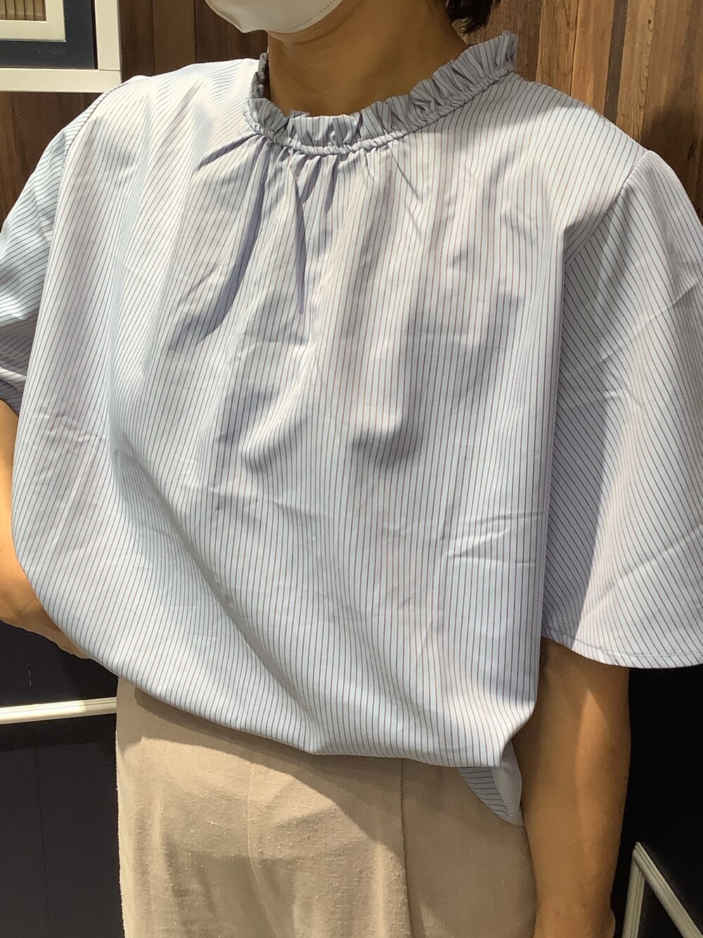 ブルー系のシャツ/ブラウスを着用したレディースの夏コーディネートの2枚目の写真