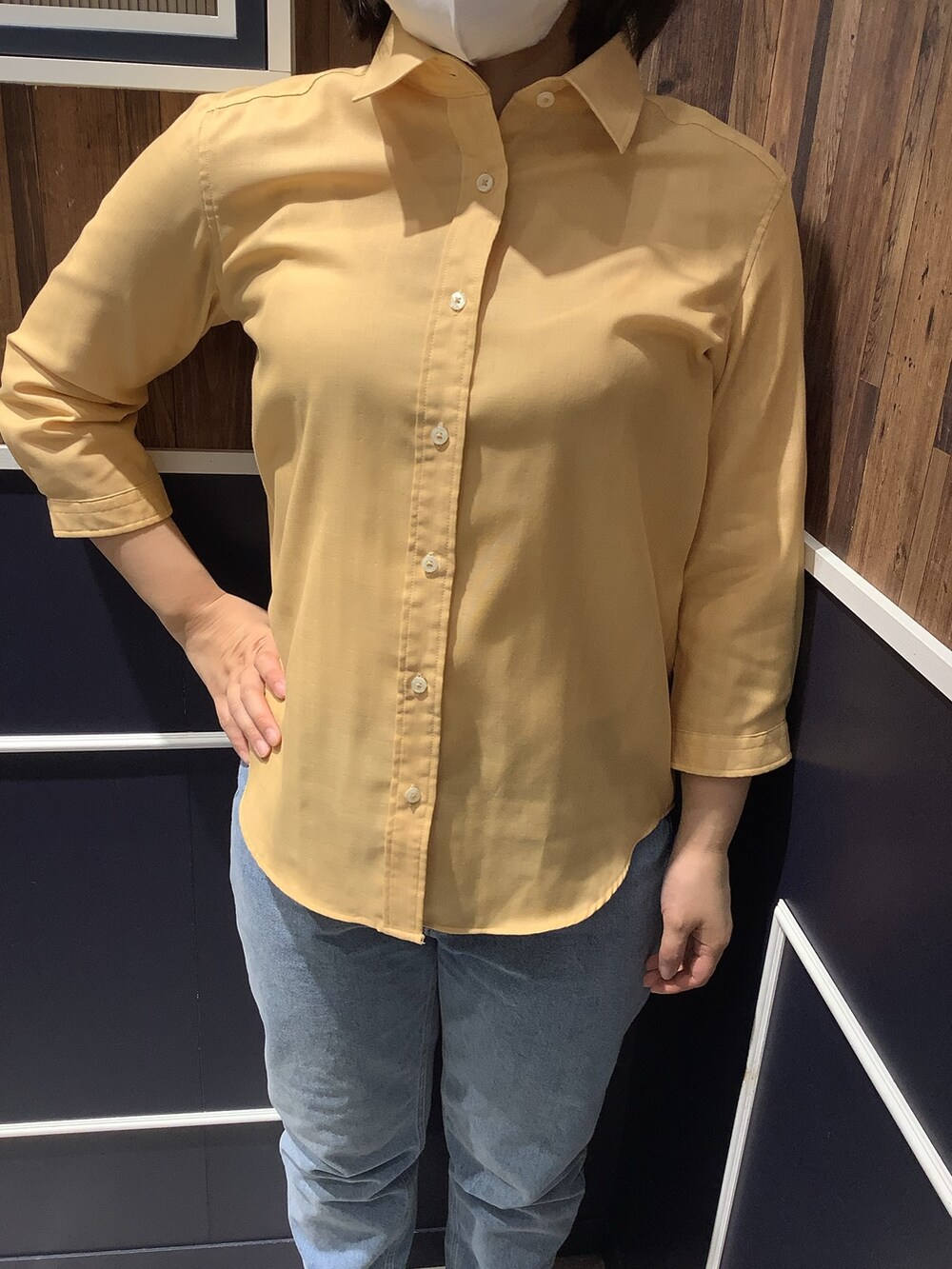 イエロー系のシャツ/ブラウスを着用したレディースの夏コーディネートの2枚目の写真