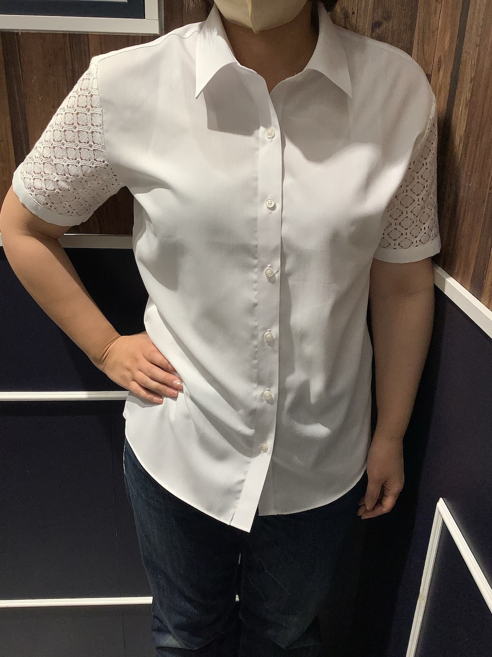 ホワイト系のビジネスシャツを着用したレディースの夏コーディネートの2枚目の写真