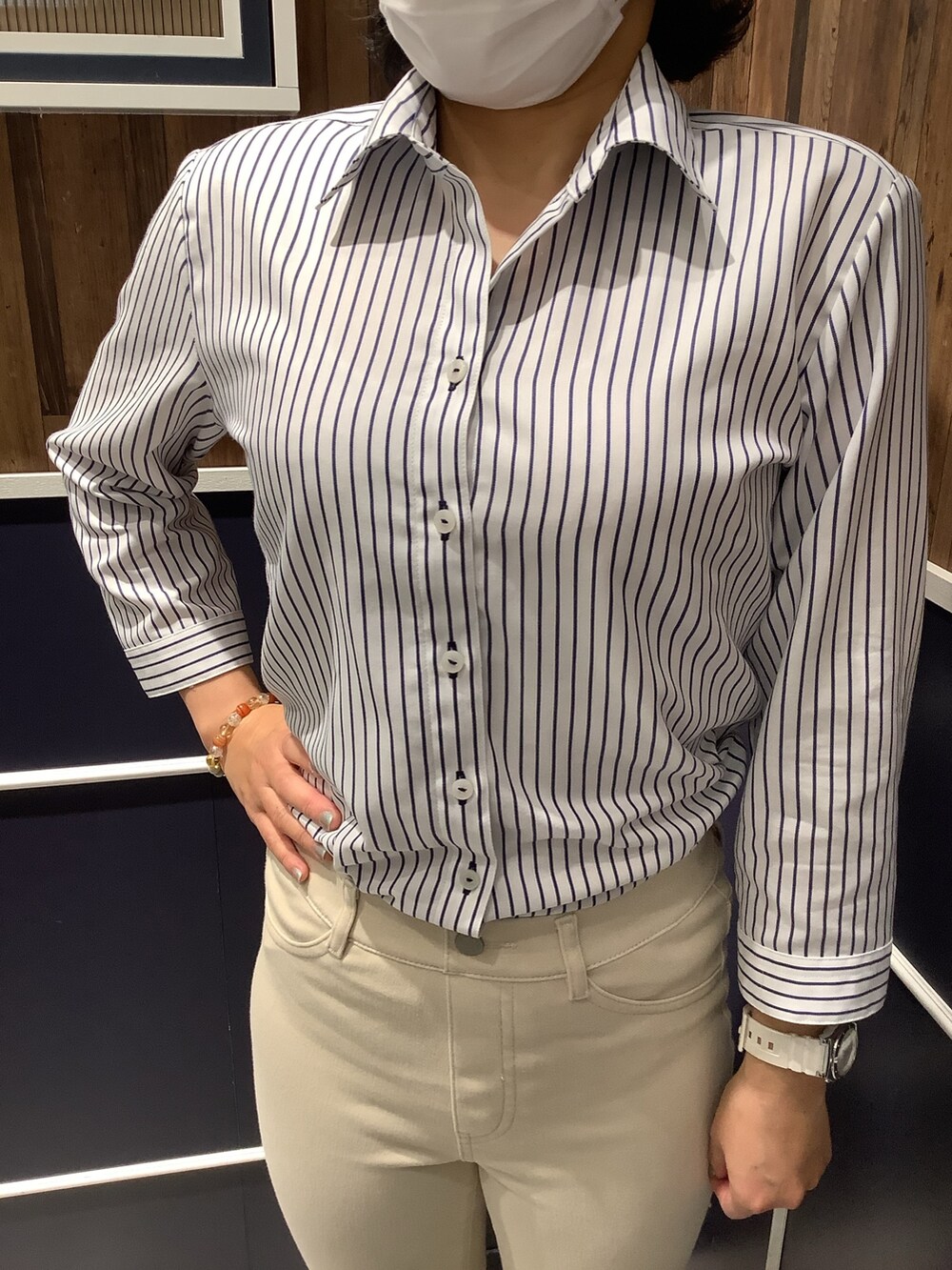 ブルー系のビジネスシャツを着用したレディースの秋コーディネートの2枚目の写真