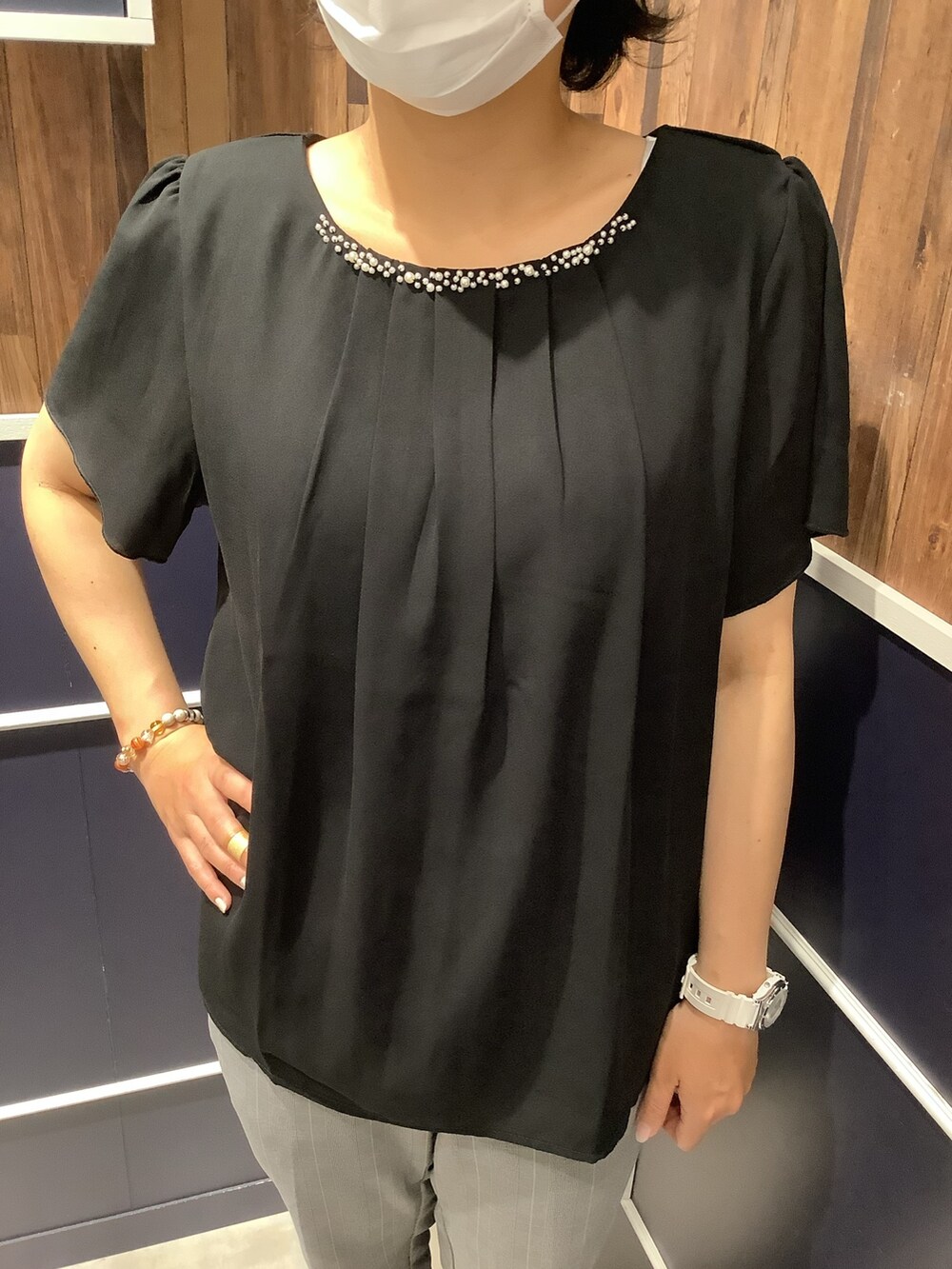 ブラック系のシャツ/ブラウスを着用したレディースの夏コーディネートの2枚目の写真