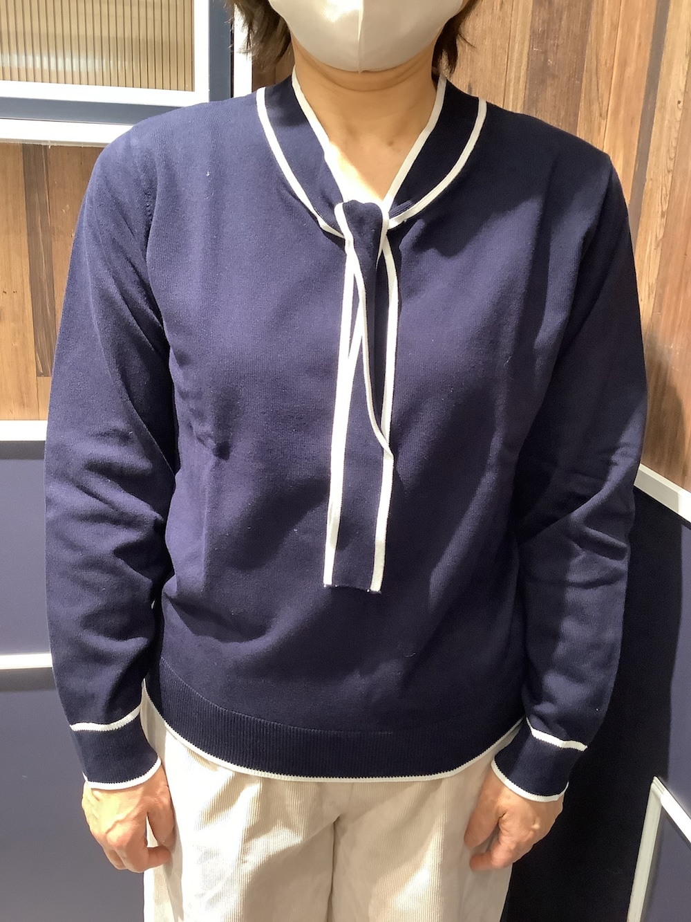 ブルー系のニット/セーターを着用したレディースの冬コーディネートの2枚目の写真