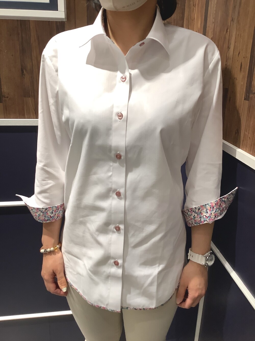 ホワイト系のビジネスシャツを着用したレディースの春コーディネートの2枚目の写真