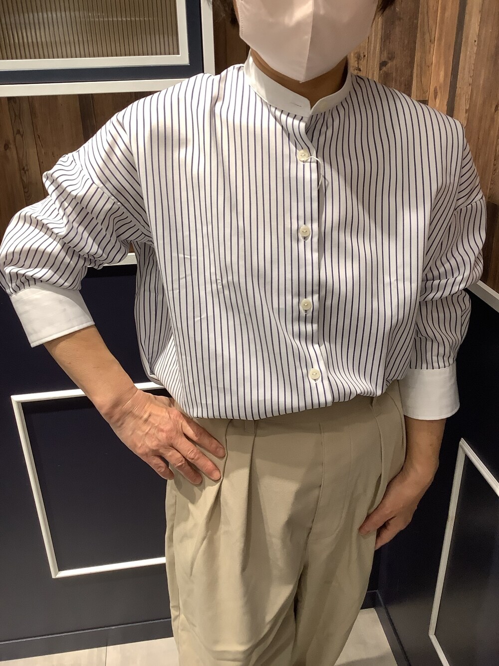 ブルー系のビジネスシャツを着用したレディースの春コーディネートの2枚目の写真