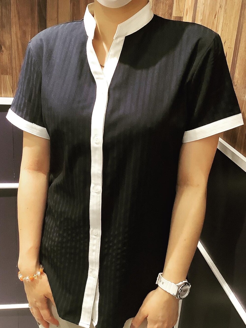 ブラック系のビジネスシャツを着用したレディースの夏コーディネートの2枚目の写真