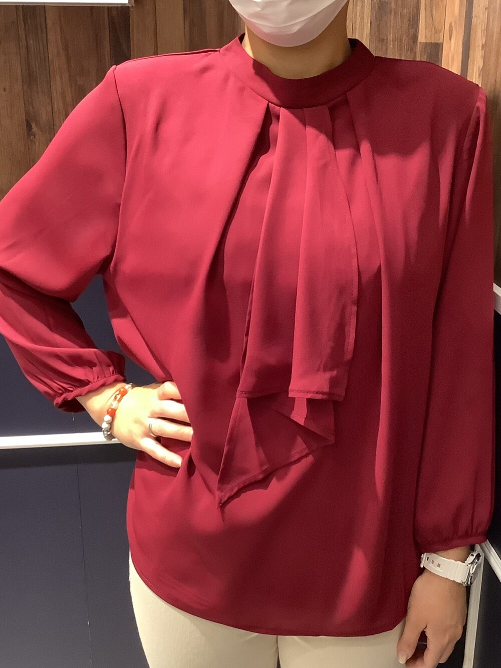 レッド系のシャツ/ブラウスを着用したレディースの夏コーディネートの2枚目の写真