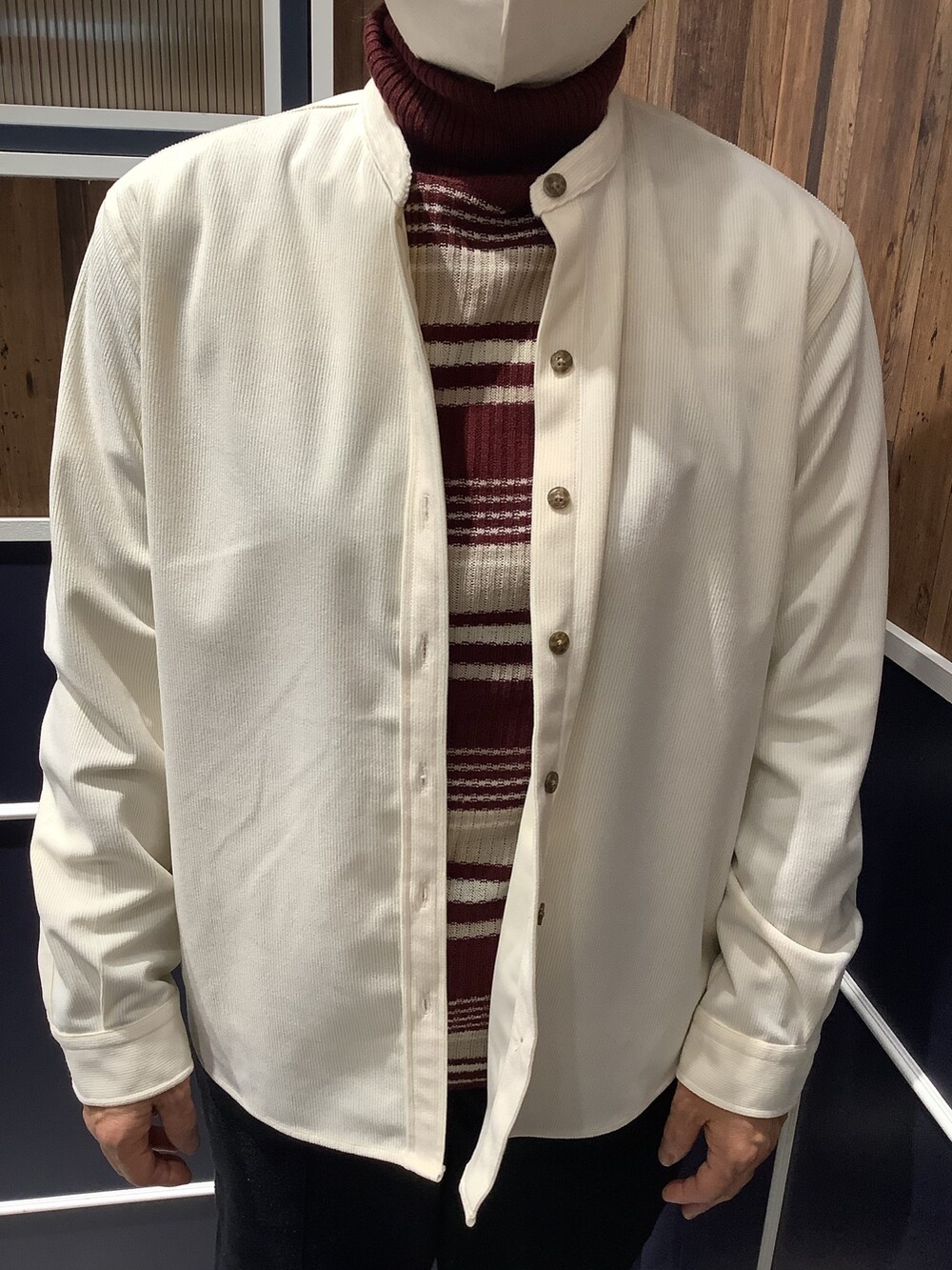 ホワイト系のシャツ/ブラウス、レッド系のニット/セーターを着用したレディースの冬コーディネートの2枚目の写真