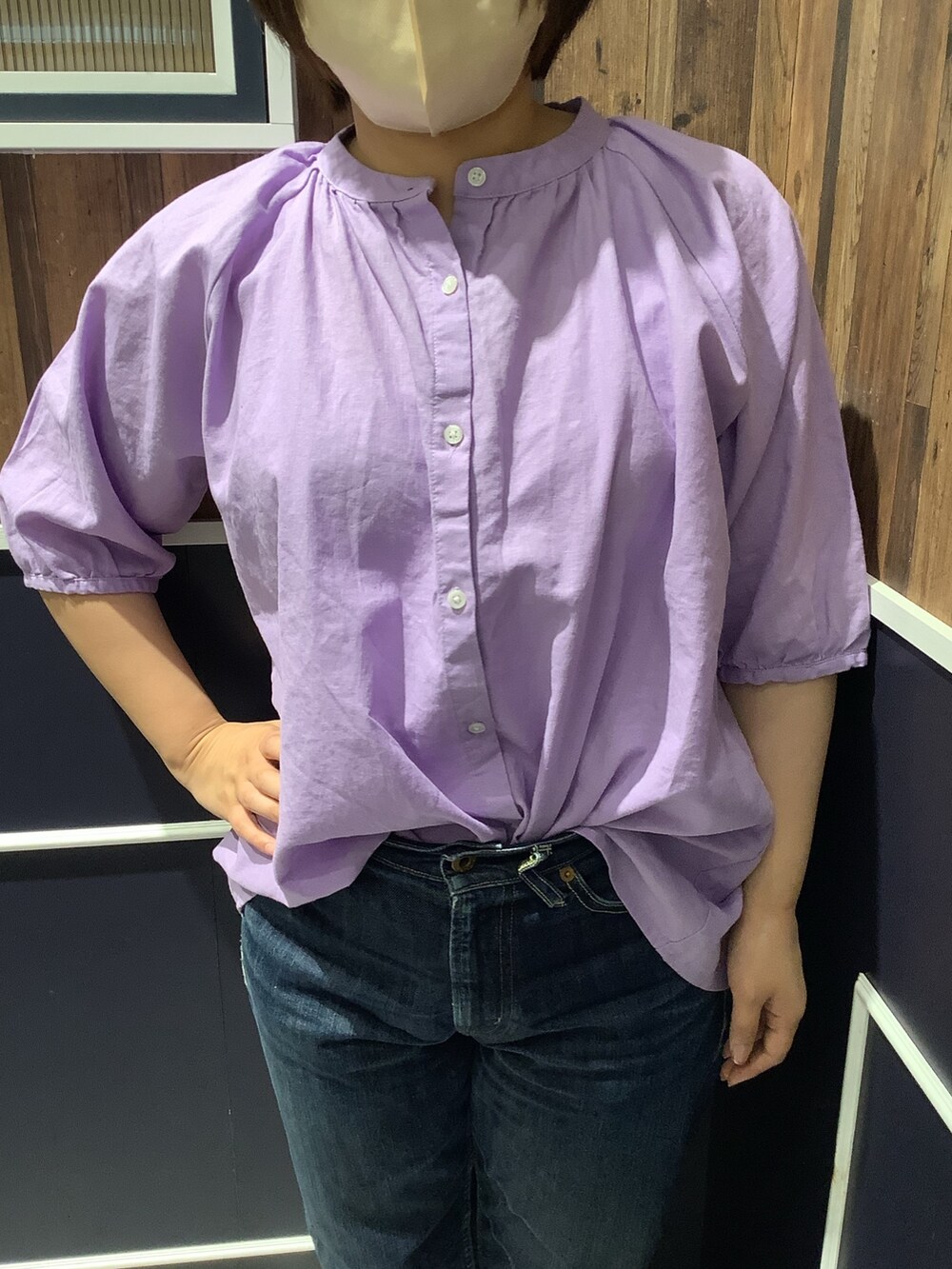 パープル系のシャツ/ブラウスを着用したレディースの夏コーディネートの2枚目の写真