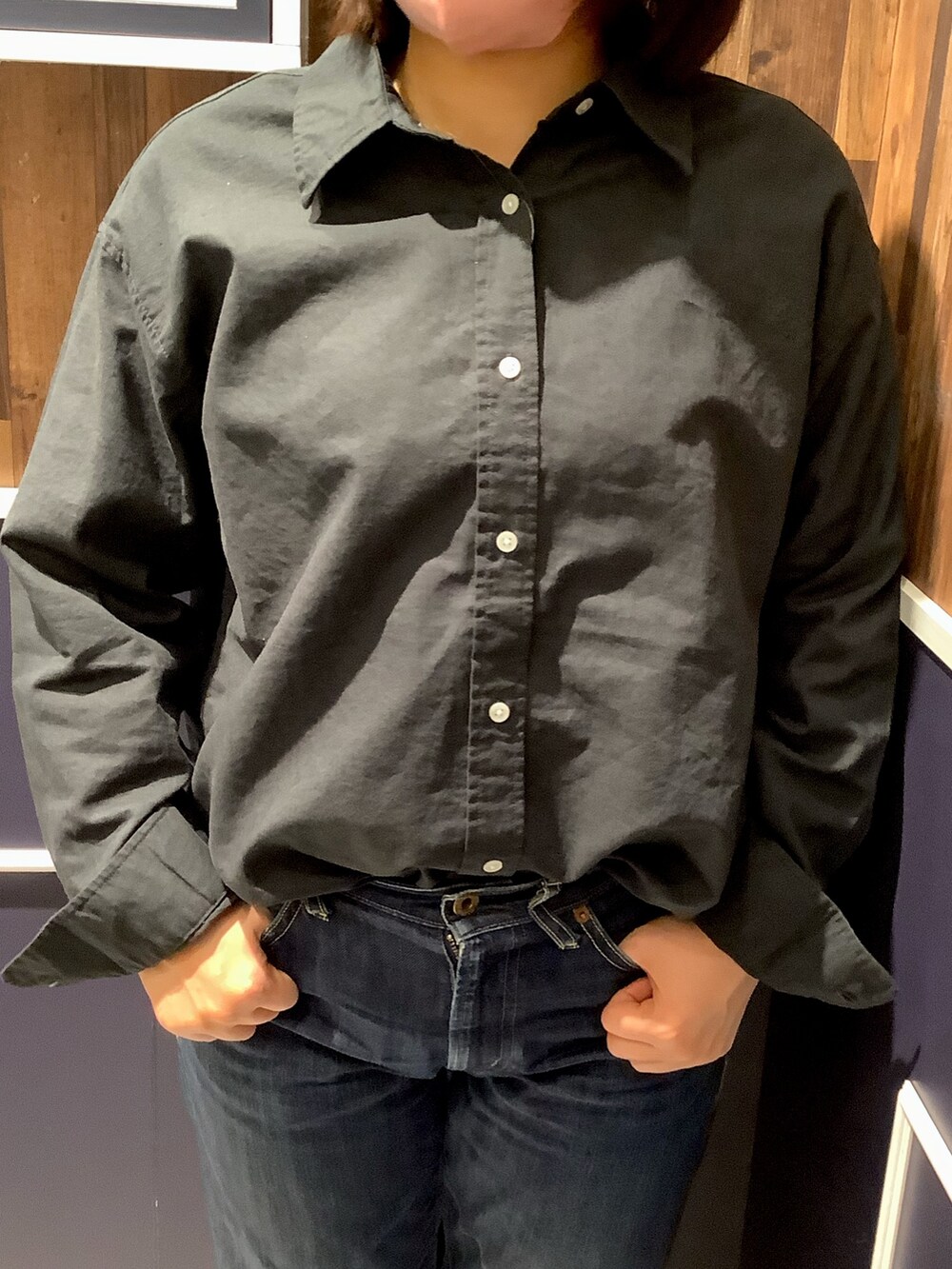 ブラック系のシャツ/ブラウスを着用したレディースの春コーディネートの2枚目の写真