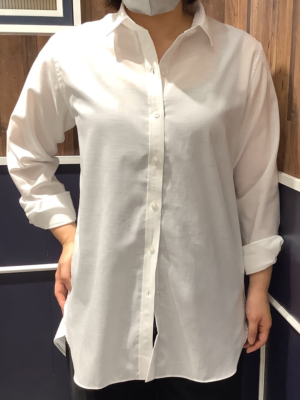 ホワイト系のシャツ/ブラウスを着用したレディースの夏コーディネートの2枚目の写真