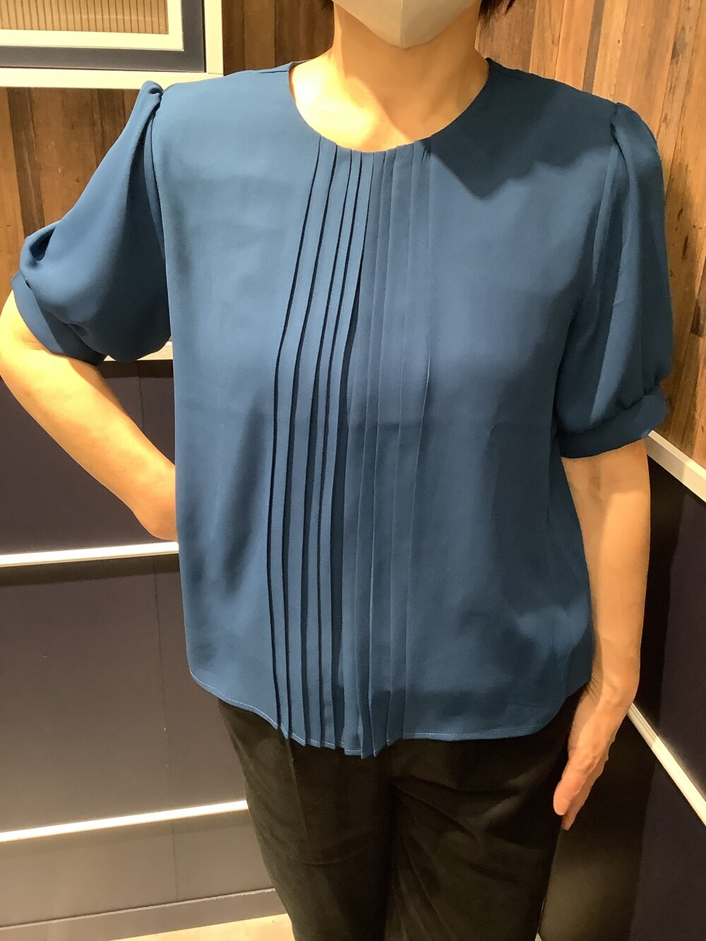 ブルー系のシャツ/ブラウスを着用したレディースの夏コーディネートの2枚目の写真