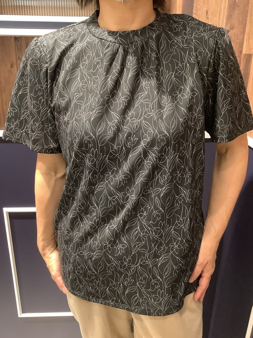 ブラック系のシャツ/ブラウスを着用したレディースの夏コーディネートの2枚目の写真