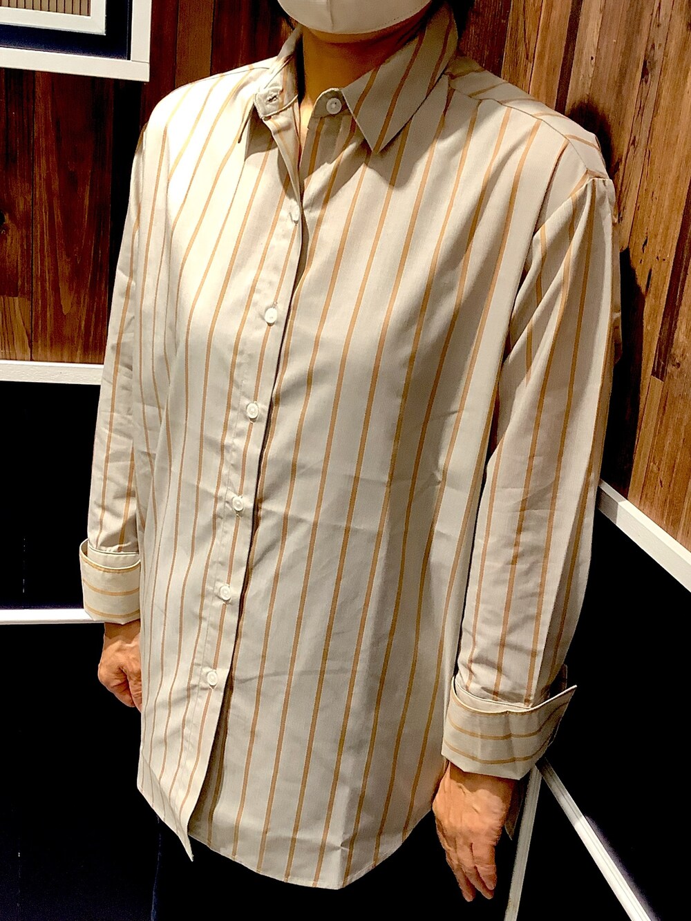 ブラウン系のシャツ/ブラウスを着用したレディースの夏コーディネートの2枚目の写真