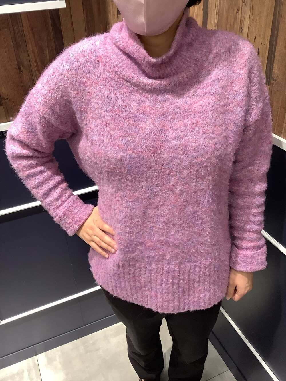 ピンク系のニット/セーターを着用したレディースの秋コーディネートの2枚目の写真