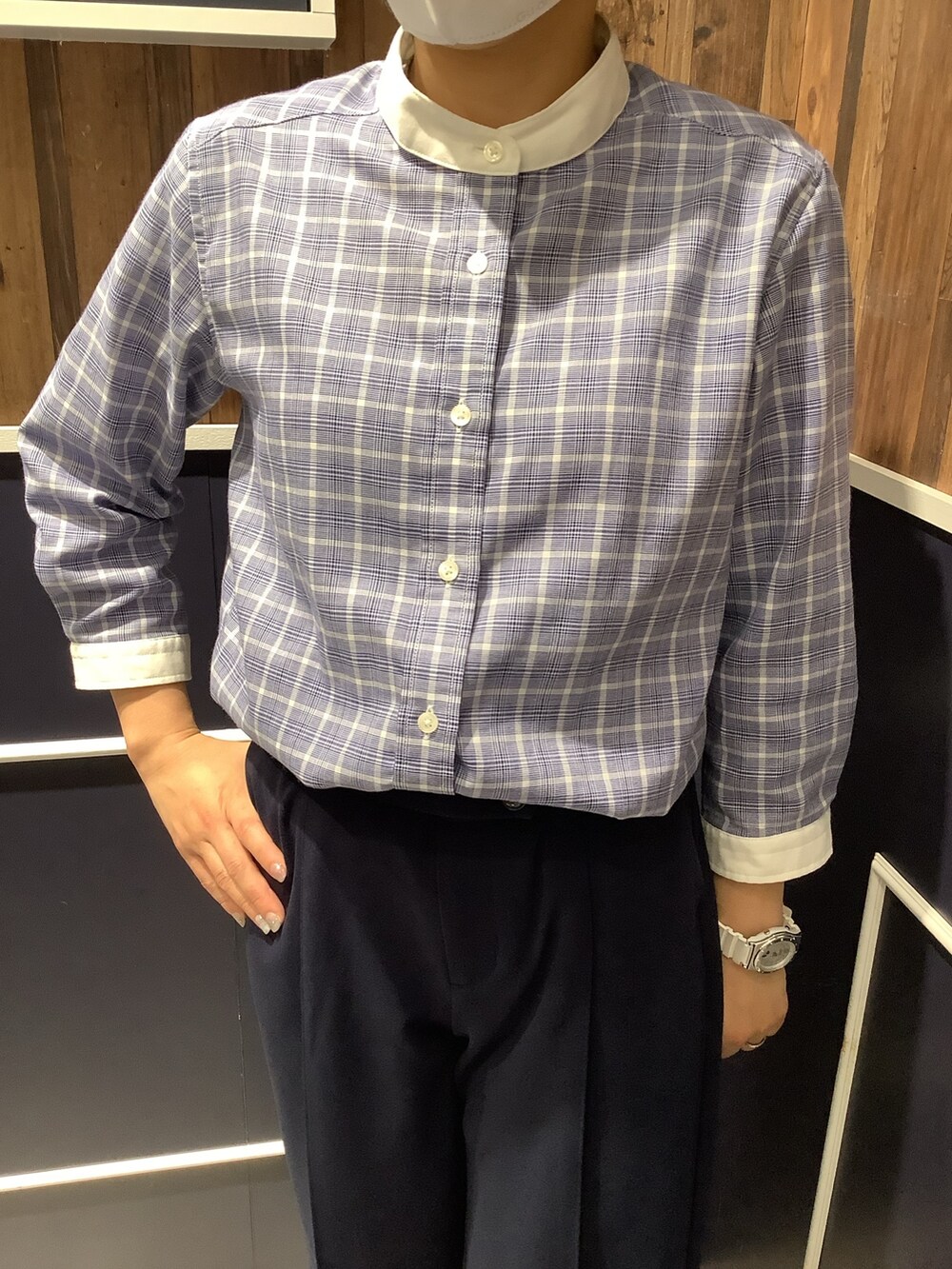 ブルー系のシャツ/ブラウスを着用したレディースの春コーディネートの2枚目の写真