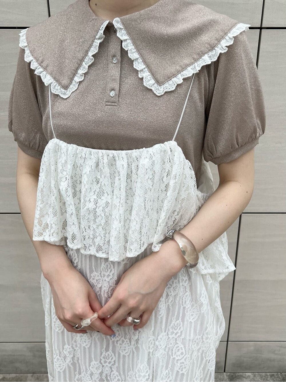ホワイト系のスカート、ベージュ系のサンダル、ピンク系のTシャツ/カットソーを着用したレディースの夏コーディネートの7枚目の写真